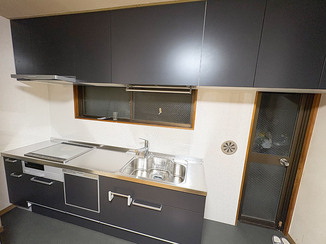 キッチンリフォーム 落ち着いた色味でまとめた、シックな水まわり